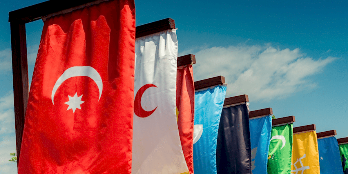 Türk devletlerinin tarih boyunca kurduğu imparatorlukları gösteren bayraklar
