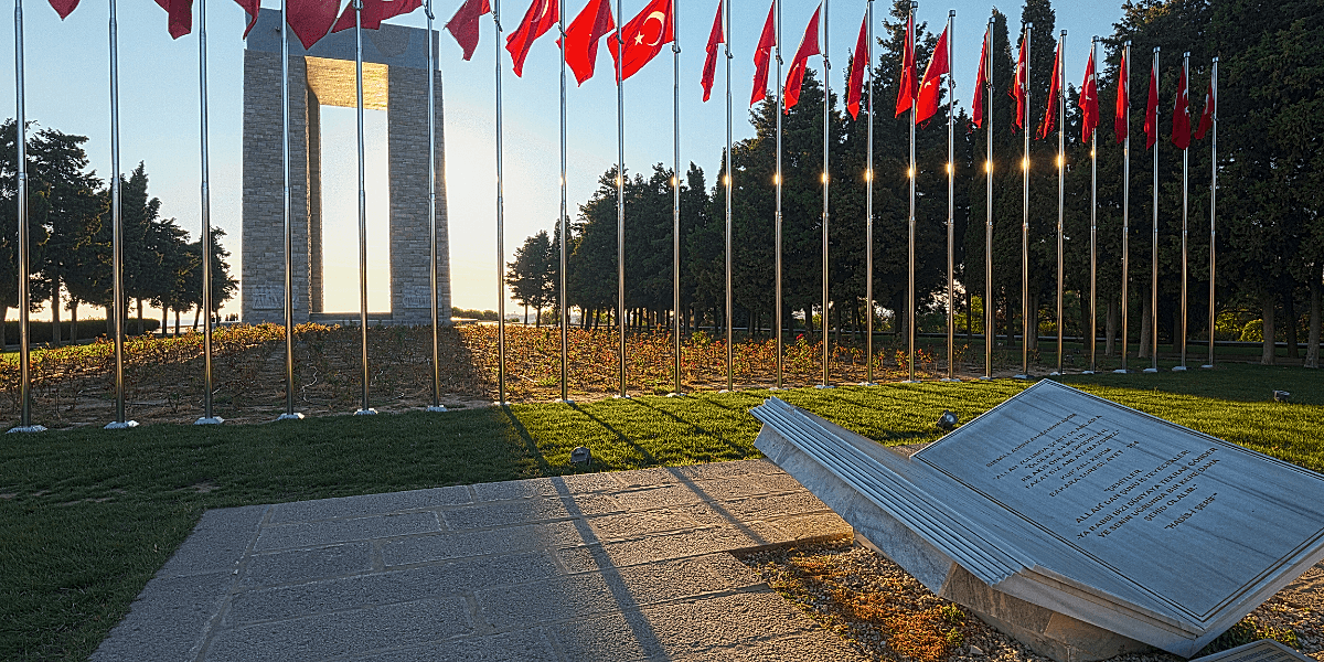 Çanakkale Şehitler Abidesi ve Türk Bayrağı